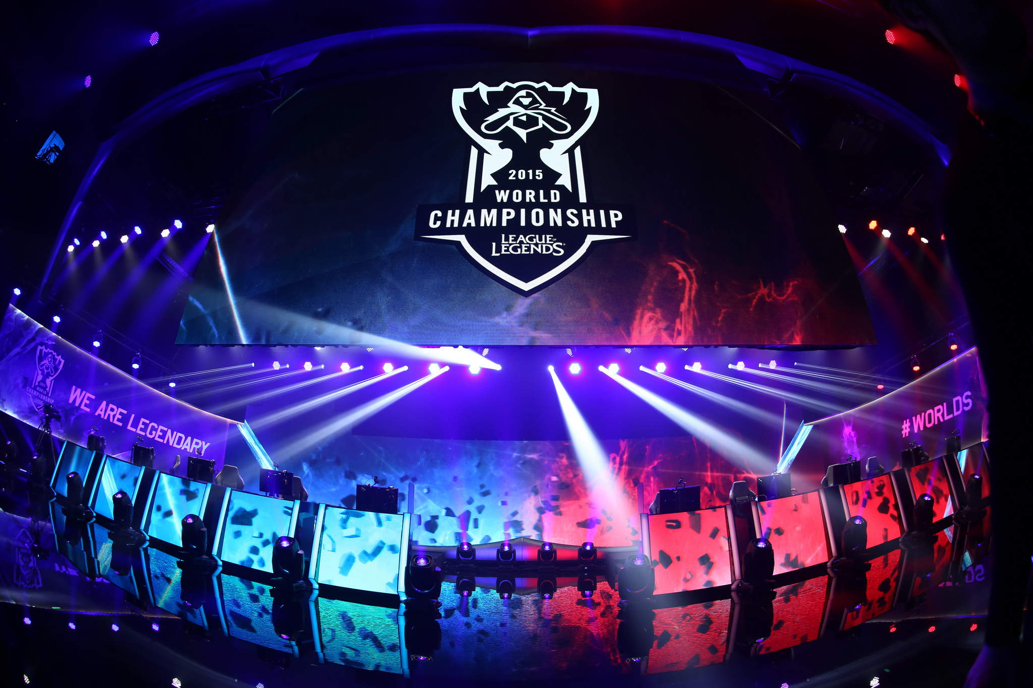 GALA 成功自救！ JIEJIE 被击败并被杀， Four 人， TheShy Youlong 对抗三人， Alone 并且 Invictus Gaming 赢得了第一场比赛